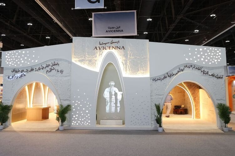 تجربة تفاعلية للتعريف بـ ابن سينا في معرض أبوظبي للكتاب 2025