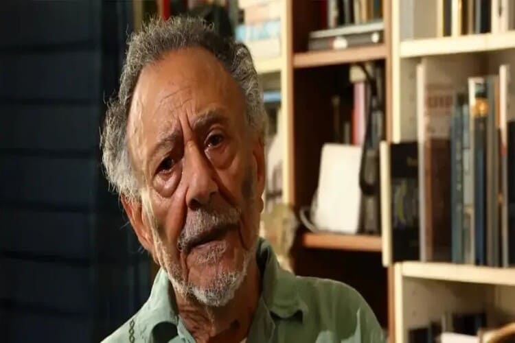 وفاة الروائي المصري رؤوف مسعد (1937 - 2025) صاحب "بيضة النعامة"