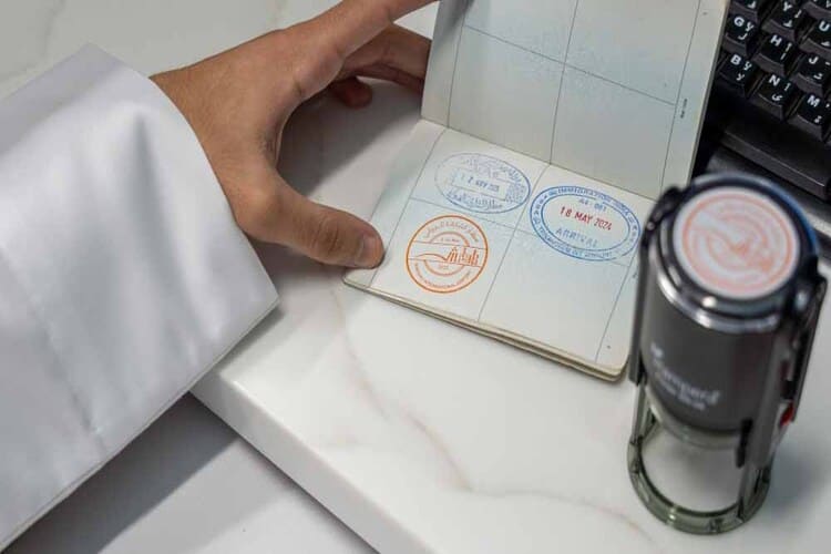 هيئة الشارقة للكتاب تطلق ختماً خاصاً على جوازات سفر القادمين عبر مطار الشارقة