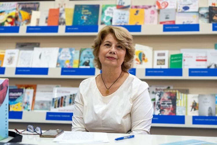 كاتبة يونانية: الترجمة توحد الشعوب.. زيارتي للشارقة نبعت من روابط إنسانية