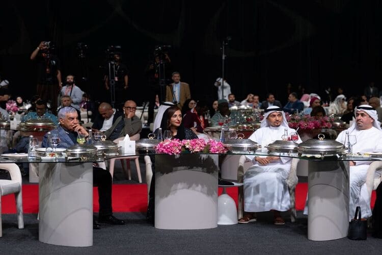 الشيخة بدور القاسمي تُكرّم الفائزين بجوائز معرض الشارقة للكتاب (44)